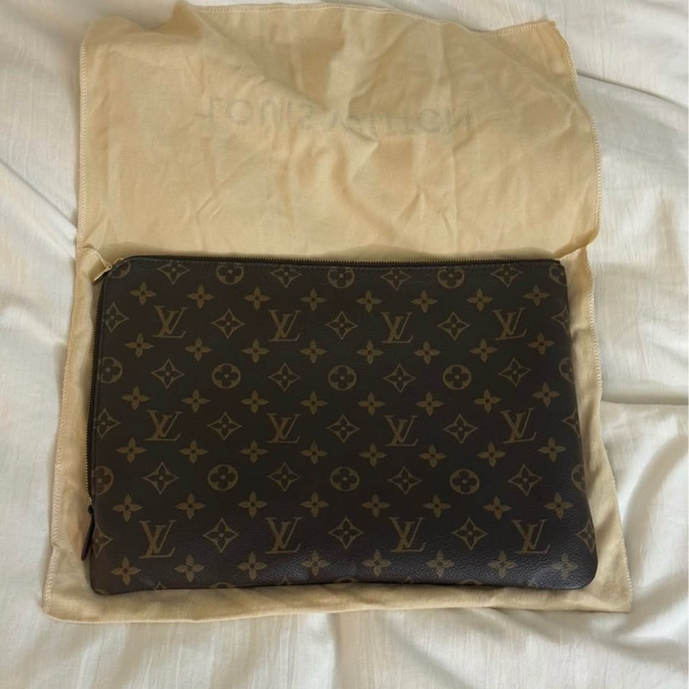 Authentic Louis Vuitton Monogram
Etui Voyage GM Pouch/Clutch
M43443